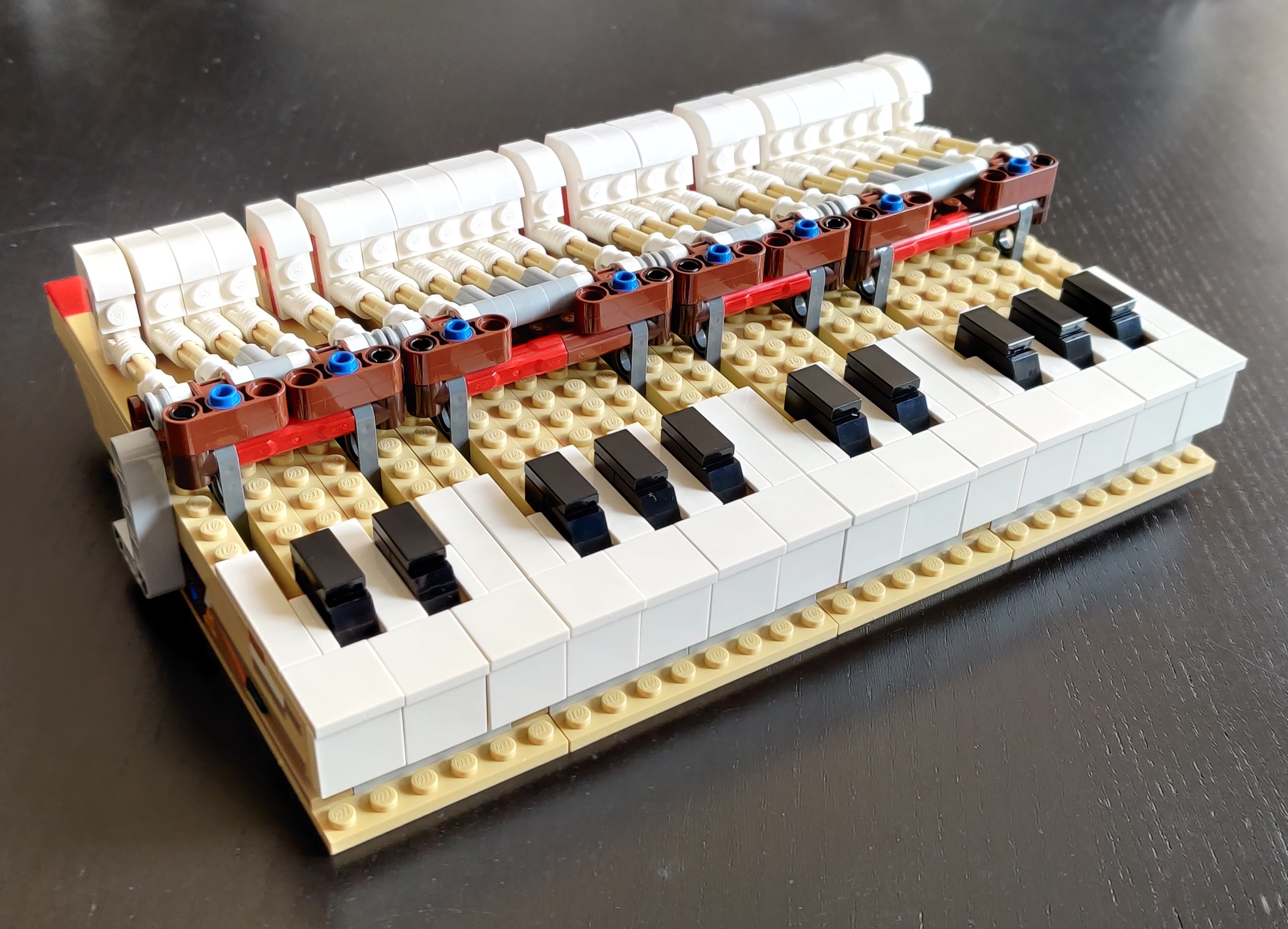 the full keyboard of the Lego piano, 2 octaves + 1, with
correctly-alternating white and black keys, each key has a
matching hammer